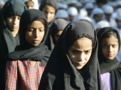 Rakúsko chce na školách zakázať dievčatám zahaľovanie hlavy