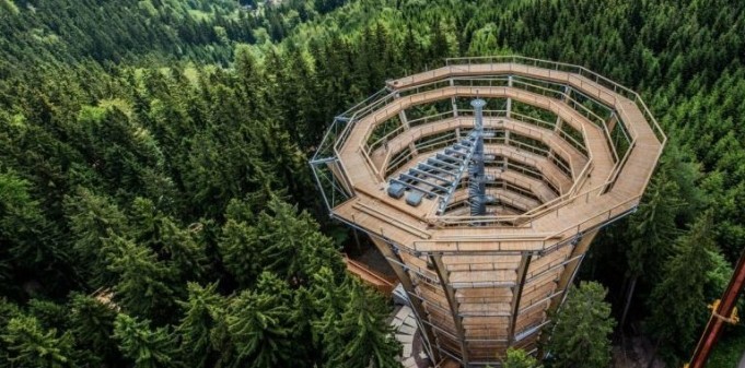 V Bachledovej doline budujú chodník v korunách stromov