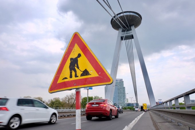 Vodiči sa sťažujú na obnovenú vozovku na bratislavskom Moste SNP