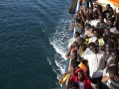 Talianska polícia rozbila sieť prevádzačov migrantov, zatkla osem ľudí