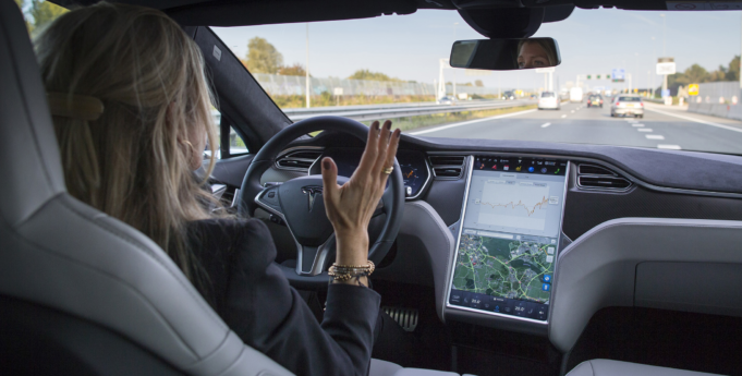 Samojazdiace autá budú bežné do desiatich rokov, tvrdí expert