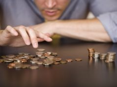 Štvrtina Slovákov si požičiava od rodiny či známych