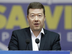 Okamura prikázal zvesiť ukrajinskú vlajku z budovy Snemovne