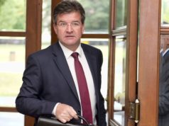 SNS vyzvala Lajčáka, aby zverejnil, či mal od Epsteina finančné výhody