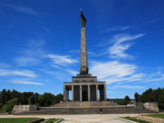 Koalícia navrhuje nový trestný čin poškodzovania vojnových pamätníkov