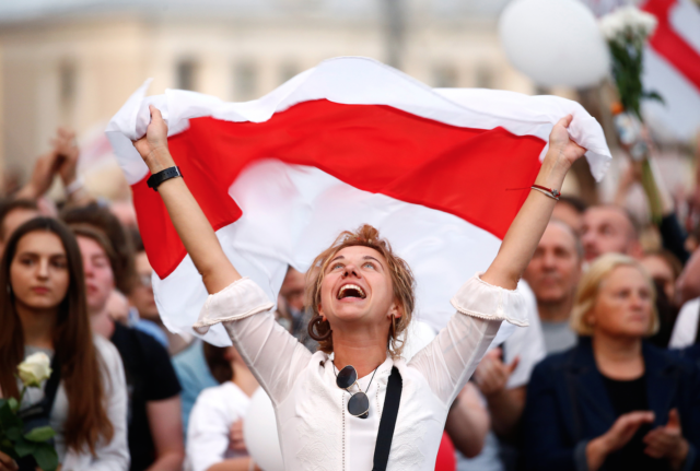 demonstrantka_bielorusko