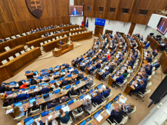 Poslanci schválili zrušenie ÚOO. V parlamente sa ozýval krik, piskot a buchot
