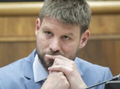 PS zachráni jedine odstúpenie Šimečku, zhodli sa politológovia
