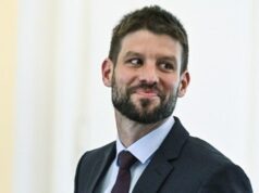 Viac ako polovica Slovákov si myslí, že Šimečka by mal odstúpiť z postu predsedu PS