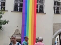 Vallo provokuje gigantickou vlajkou na národnej pamiatke, hromží Heredoš