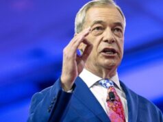 Britská strana Reform UK chce proti migrantom nasadiť vojenské námorníctvo