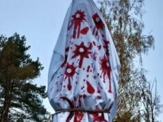 Šok pri Kružlovej: Demokrati zahalili sochu Koneva do krvavej plachty