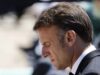 Macron z protestov vo Francúzsku viní sociálne siete