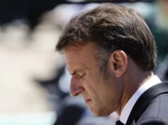 Macron z protestov vo Francúzsku viní sociálne siete